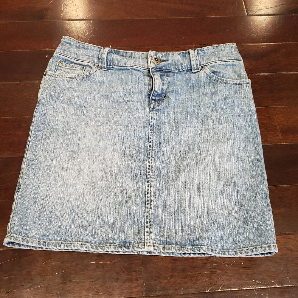 New York & Co. Classic Denim Skirt Size 6 Light Wash